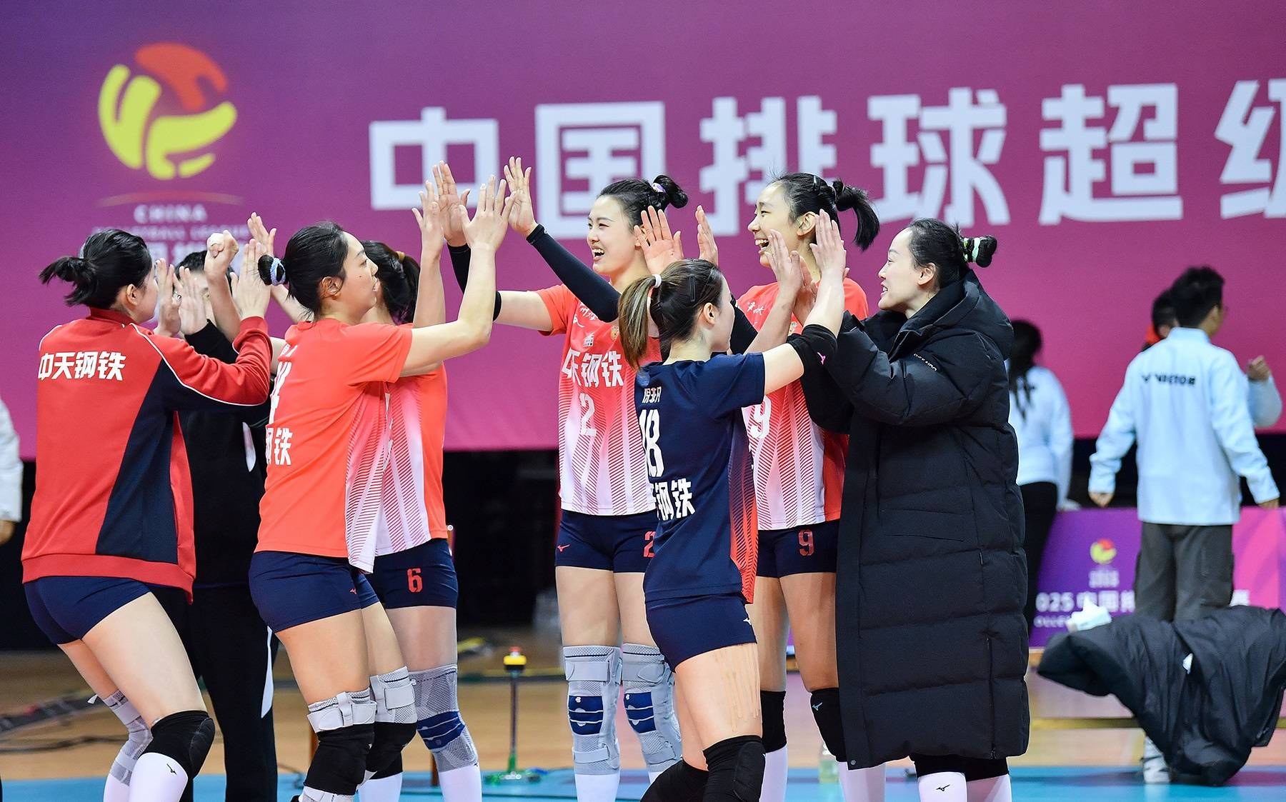 中国女排轻松击败费德勒晋级半决赛，竞技爆发！